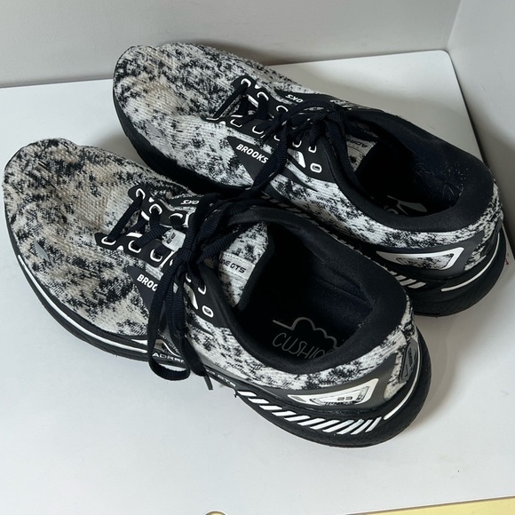 Brooks Size 12 Adrenaline GTS 23 Lightweight Zebra Black White Running Shoe - Picture 9 of 13